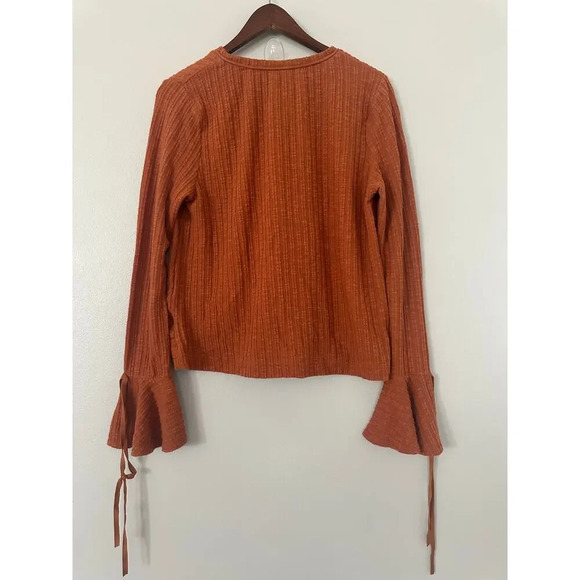 Davi & Dani Bell Sleeve Ribbed Sweater Size Large - Picture 4 of 4